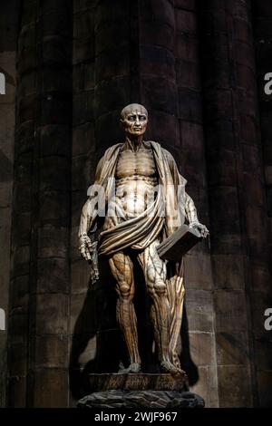 Scultura di San Bartolomeo nella cattedrale del Duomo, a Milano, Italia, Europa. Era uno dei 12 Apostoli e di solito è raffigurato sbiadito. Foto Stock