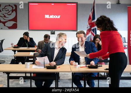 Il leader del lavoro Sir Keir Starmer (a sinistra) è affiancato dal musicista Feargal Sharkey che canvassola gli elettori telefonicamente per le elezioni suppletive di Wellingborough e Kingswood, presso il quartier generale laburista di Londra. Data foto: Giovedì 15 febbraio 2024. Foto Stock