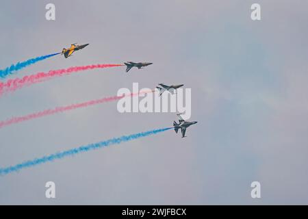 SINGAPORE - 16 FEBBRAIO 2024: Republic of Korea Air Force Aerobatic display team, Black Eagles che si allenano per il Singapore Airshow 2024 Foto Stock