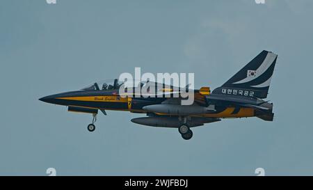 SINGAPORE - 16 FEBBRAIO 2024: Republic of Korea Air Force Aerobatic display team, Black Eagles che si allenano per il Singapore Airshow 2024 Foto Stock