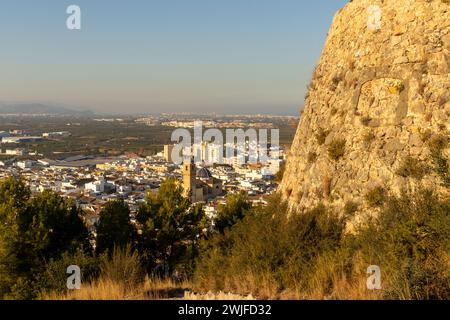 Tramonto su oliva: Vista dalle rovine del castello di Santa Ana Foto Stock