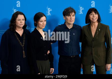 Emily Watson, Zara Devlin, Cillian Murphy und Eileen Walsh beim Photocall zum Kinofilm piccole cose come queste / Kleine Dinge wie diese auf der Berlinale 2024 / 74. Internationale Filmfestspiele Berlin im Hotel Grand Hyatt. Berlino, 15.02.2024 *** Emily Watson, Zara Devlin, Cillian Murphy e Eileen Walsh alla chiamata fotografica per il film piccole cose come queste al Berlinale 2024 74 Berlin International Film Festival all'Hotel Grand Hyatt Berlin, 15 02 2024 foto:XC.xNiehausx/xFuturexImagex Small 4232 Foto Stock