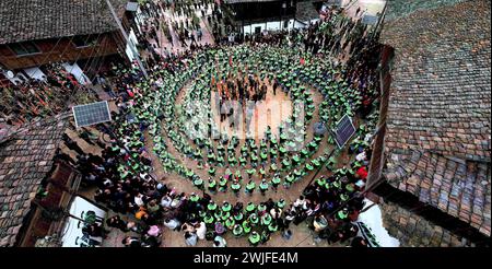 Congjiang, Cina. 15 febbraio 2024. Le persone del gruppo etnico Miao indossano costumi per celebrare il Festival di Primavera nel villaggio Miao di Jiamian Township, Congjiang County, Qiandongnan Miao e Dong Autonomous Prefecture, a Congjiang, Cina, il 13 febbraio 2024. (Foto di Costfoto/NurPhoto) credito: NurPhoto SRL/Alamy Live News Foto Stock