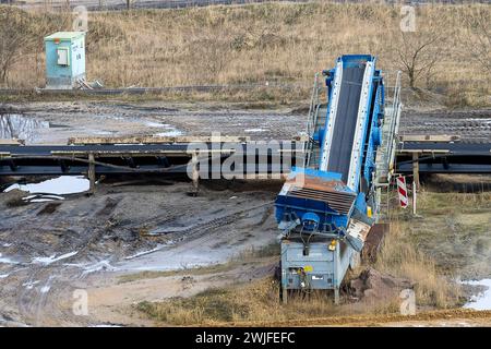 Eindruecke vom Braunkohletagebau Garzweiler am 15.02.2024 Foerderband und Stromaggregat im Braunkohletagebau Garzweiler. Umwelt: Eindruecke vom Braunkohletagebau Garzweiler am 15.02.2024. Foto: Kirchner-Media/TH Garzweiler Luetzerath NRW Deutschland *** Impressioni della miniera di lignite a cielo aperto Garzweiler su 15 02 2024 nastro trasportatore e generatore di energia nella miniera di lignite a cielo aperto Garzweiler ambiente impressioni della miniera di lignite a cielo aperto Garzweiler su 15 02 2024 foto Kirchner Media TH Garzweiler Luetzerath NRW Germania Copyright: xKirchner Media/THX Foto Stock