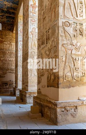 Geroglifici scolpiti su colonne, all'interno del tempio Medinet Habu sulla riva occidentale di Luxor, Egitto Foto Stock