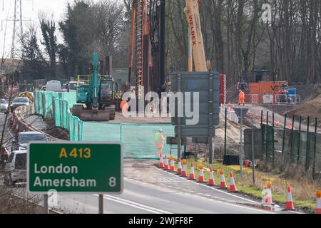 Wendover, Regno Unito. 15 febbraio 2024. HS2 chiuderà la A413 a Wendover, Buckinghamshire durante la notte mentre effettueranno la costruzione dei moli del viadotto ad alta velocità Wendover. La strada chiuderà la notte tra lunedì 26 febbraio e sabato 2 marzo. Ironia della sorte, i lavori di costruzione dell'HS2 a Wendover si trovano proprio accanto all'esistente linea Chilterns che corre già fino a Birmingham. Crediti: Maureen McLean/Alamy Live News Foto Stock