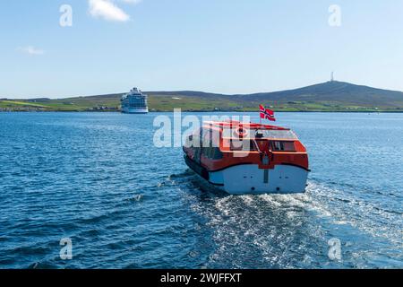 Nave da crociera Viking Venus da Bergen all'ancora nel porto di Lerwick alle Shetland, alla presenza di gare d'appalto Foto Stock