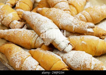 Una tazza di tè, un croissant su un vassoio Croissant. Spazio libero per il testo. appena sfornato. croissant in un cestino sul tavolo del buffet. Colazioni, business mee Foto Stock