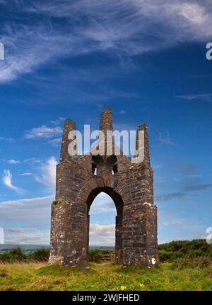 Knox's Folly su Lacken Hill, affacciato sulla baia di Killala sulla costa della contea di Mayo, Irlanda Foto Stock