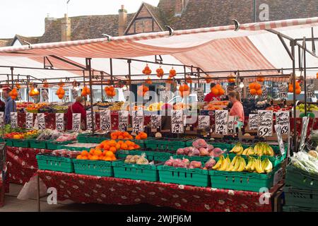 Wendover, Regno Unito. 15 febbraio 2024. Frutta e verdura in vendita presso una stalla di frutta e verdura il giorno del mercato a Wendover, Buckinghamshire. Crediti: Maureen McLean/Alamy Live News Foto Stock