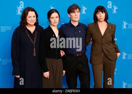 Emily Watson, Zara Devlin, Cillian Murphy und Eileen Walsh beim Photocall zum Kinofilm piccole cose come queste / Kleine Dinge wie diese auf der Berlinale 2024 / 74. Internationale Filmfestspiele Berlin im Hotel Grand Hyatt. Berlino, 15.02.2024 *** Emily Watson, Zara Devlin, Cillian Murphy e Eileen Walsh alla chiamata fotografica per il film piccole cose come queste al Berlinale 2024 74 Berlin International Film Festival all'Hotel Grand Hyatt Berlin, 15 02 2024 foto:xD.xBedrosianx/xFuturexImagex Small 4274 Foto Stock