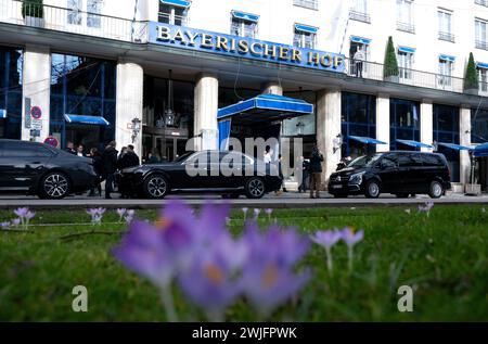 Monaco, Germania. 15 febbraio 2024. I crocchi fioriscono di fronte all'Hotel Bayerischer Hof. La 60a Conferenza sulla sicurezza di Monaco (MSC) si terrà presso l'Hotel Bayerischer Hof di Monaco di Baviera dal 16 al 18 febbraio 2024. Crediti: Sven Hoppe/dpa/Alamy Live News Foto Stock