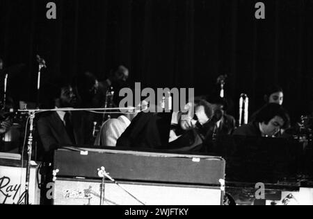 Philippe Gras / le Pictorium - Concerto di Ray CHARLES. - 28/01/2024 - Francia / Ile-de-France (regione) / Parigi - il pianista Ray CHARLES in concerto alla Salle PLEYEL il 1° ottobre 1970 Foto Stock