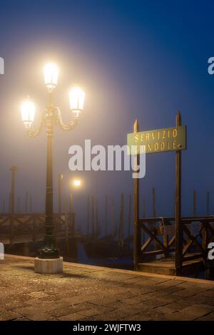 Cartello servizio gondola in una notte nebbiosa, Venezia, Veneto, Italia Foto Stock