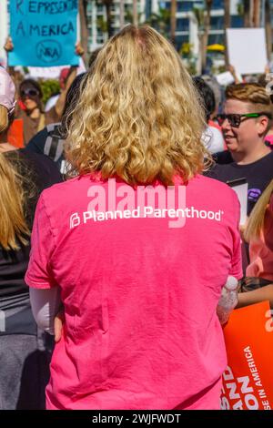 Sarasota, Florida, Stati Uniti - 24 marzo 2018 - manifestante femminile vista da dietro con una maglietta rosa Planned Parenthood. Foto Stock