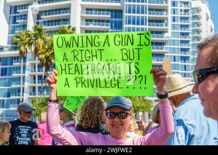 Sarasota, Florida, Stati Uniti - 24 marzo 2018 - i manifestanti si riuniscono alla marcia di protesta guidata dagli studenti per le nostre vite con un cartello sulla proprietà delle armi Foto Stock