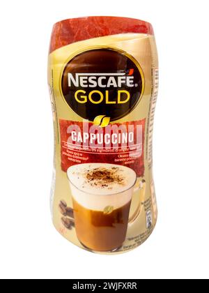 Italia - 06 febbraio 2024: Caffè istantaneo Nescafe Gold cappuccino in vaso di vetro isolato su bianco con percorso di ritaglio incluso Foto Stock