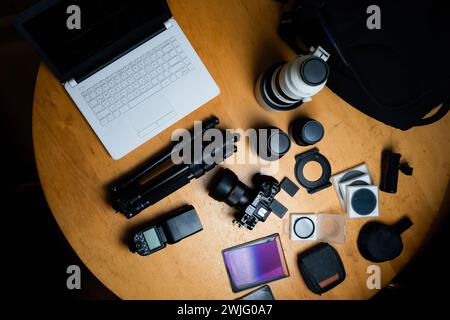 luogo di lavoro per fotografi, fotocamera, obiettivo e accessori Foto Stock