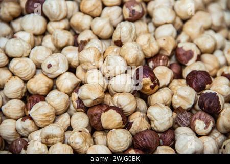 Nocciole secche e tostate da vicino nel negozio di cibo sano del mercato di strada, coltivate biologicamente in campagna Foto Stock