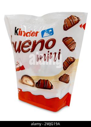 Italia - 15 febbraio 2024: Ferrero Kinder Bueno Mini, piccole cialde ripiene di crema di nocciole e ricoperte di cioccolato, confezione busta isolata Foto Stock