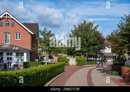 Straßenszene in Norddorf auf der Nordseeinsel Amrum mit Rad fahrenden Touristen Foto Stock