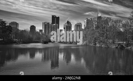 Foto in bianco e nero dello skyline di Atlanta dal Piedmont Park di Atlanta, Georgia Foto Stock