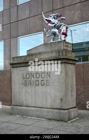 Il marcatore di confine del drago alla fine del London Bridge. Foto Stock