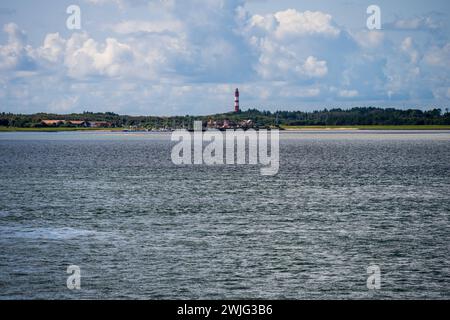 Ankunft im Fährhafen der Insel Amrum. Fährhafen mit dem Amrumer Leuchtturm im Hintergrund *** arrivo al porto dei traghetti sull'isola di Amrum porto dei traghetti con il faro di Amrum sullo sfondo Foto Stock