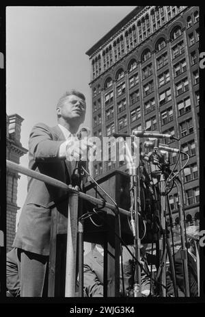 Il senatore John F Kennedy parla ad una manifestazione durante il Labor Day a Cadillac Square durante la sua campagna presidenziale, 6/9/1960, Detroit, Michigan. (Foto di Thomas o'Halloran/US News and World Report Magazine Collection) Foto Stock