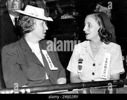 Bess Truman (1885-1982) (a sinistra) e la figlia Margaret Truman (1924-2008) alla Convention Nazionale Democratica, Chicago, Illinois, 7/21/1944. (Foto della Biblioteca e Museo Truman/NARA) Foto Stock