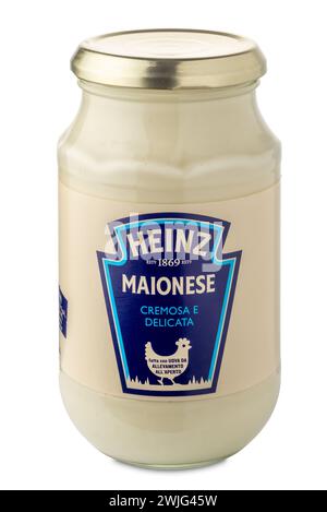 Italia - 15 febbraio 2024: Salsa alla maionese Heinz in vaso di vetro isolato su withe con percorso di ritaglio incluso. Classica salsa di maionese americana Foto Stock