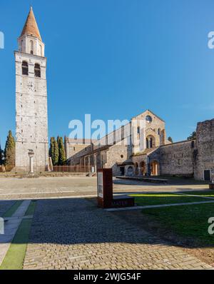 Aquileia, Italia - 13 febbraio 2024: Cattedrale (Basilica di Santa Maria Assunta, XI secolo). Foto Stock