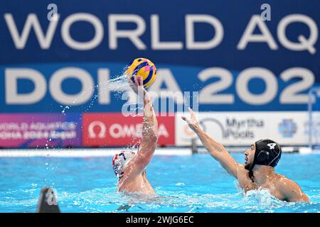 Doha, Qatar. 15 febbraio 2024. Ante Vukicevic di Croazia e Alexandre Bouet di Francia lottano per un pallone durante la semifinale maschile di pallacanestro tra Croazia e Francia il quattordicesimo giorno dei Campionati mondiali di acquatica di Doha 2024 all'Aspire Dome il 15 febbraio 2024 a Doha, Qatar. Foto: David Damnjanovic/PIXSELL credito: Pixsell/Alamy Live News Foto Stock