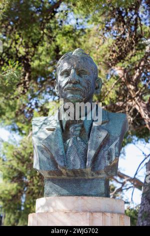 Palazzo di Minosse, sito archeologico dell'età del bronzo di Cnosso, Heraklion, Creta, Grecia. Busto in bronzo dell'archeologo britannico Sir Arthur Evans, 1851-194. B Foto Stock