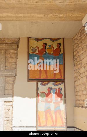 Palazzo di Minosse, Cnosso, Creta, Grecia. Un gruppo di turisti che ammirano l'affresco della "Processione" nel Propileo Sud. Foto Stock