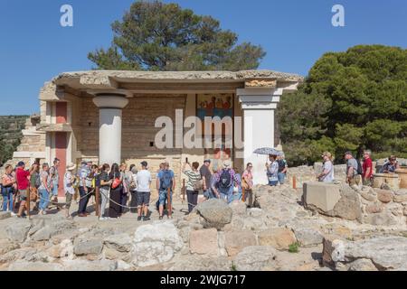 Palazzo di Minosse, Cnosso, Creta, Grecia. Un gruppo di turisti che ammirano l'affresco della "Processione" nel Propileo Sud. Foto Stock