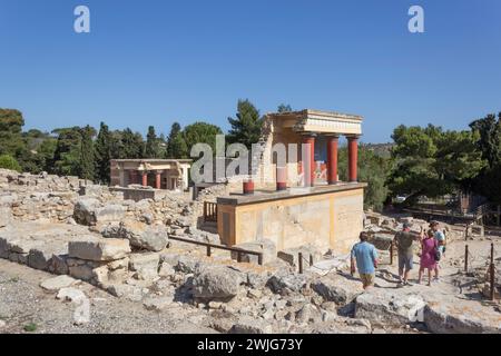 Palazzo di Minosse, Cnosso, Creta, Grecia. Il portico nord con affresco di toro di ricarica. Foto Stock