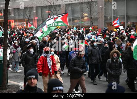 New York, Stati Uniti. 15 gennaio 2024. I manifestanti pro-palestinesi marciano su York avenue passando davanti alle Nazioni Unite a Manhattan lunedì 15 gennaio 2024 a New York. Diverse centinaia di persone si sono riunite chiedendo un cessate il fuoco a Gaza e la fine dei finanziamenti statunitensi a Israele. (Foto di Louis Lanzano/Sipa USA) credito: SIPA USA/Alamy Live News Foto Stock