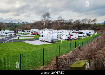 Burrs Bury UK 10 febbraio 2024. Burrs Country Park Bury campeggio e roulotte in inverno con camper e roulotte su supporti rigidi Foto Stock