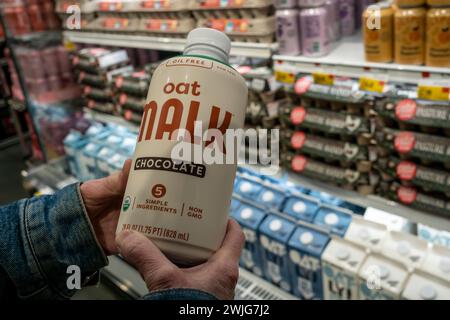 Uno shopper sceglie Malk Organics OAT “Malk” aromatizzata al cioccolato in un supermercato di New York giovedì 8 febbraio 2024 . (© Richard B. Levine) Foto Stock