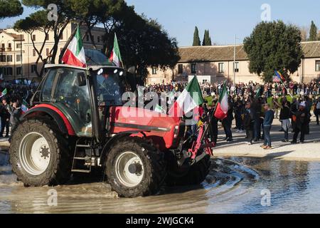 Notizie - dimostrazioni degli agricoltori a Roma gli agricoltori organizzano dimostrazioni in tutta Italia per settimane per chiedere tasse più basse sul carburante, prezzi migliori per i loro prodotti, e un allentamento delle normative ambientali dell'UE che, secondo loro, rendono più difficile competere con prodotti stranieri meno costosi. Oggi, 15 febbraio 2024, si sono riuniti in una manifestazione nazionale a roma al circo massimo e al campidoglio.& XA Roma Italia Copyright: XAntonioxBalascox/xLiveMediax LPN 1237667 Foto Stock