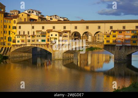 La luce del sole mattutino su Ponte Vecchio, Ponte Vecchio, Firenze, Italia Foto Stock