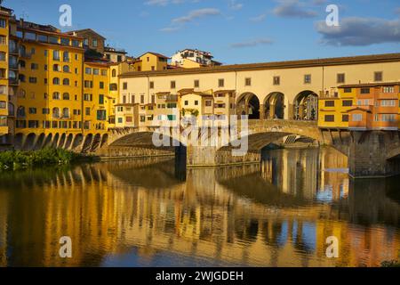 La luce del sole mattutino su Ponte Vecchio, Ponte Vecchio, Firenze, Italia Foto Stock
