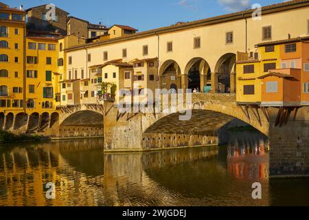 La luce del sole mattutino su Ponte Vecchio, Ponte Vecchio, Firenze, Italia Foto Stock