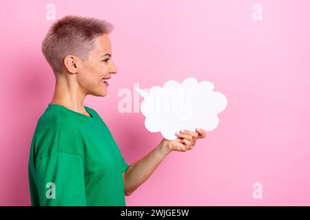 Foto del profilo di allegra persona bella tenere la mano spazio vuoto scheda bolla di dialogo comunica isolato su sfondo rosa Foto Stock