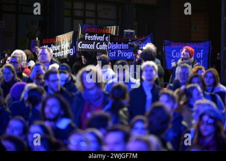 Berlino, Germania. 15 febbraio 2024. I manifesti di protesta che recitano "Berlinale - Festival dell'esclusione" sono appesi sul tappeto rosso la notte di apertura della Berlinale. Verrà mostrato il film "piccole cose come queste". Il 74° Festival internazionale del cinema di Berlino si svolgerà dal 15 al 25 febbraio 2024. Crediti: Monika Skolimowska/dpa/Alamy Live News Foto Stock