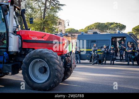 Roma, RM, Italia. 15 febbraio 2024. Gli agricoltori si riuniscono al Circo massimo per protestare contro le misure del Green Deal imposte dall'UE e contro la concorrenza sleale da parte di paesi extra-UE. (Credit Image: © Marco di Gianvito/ZUMA Press Wire) SOLO PER USO EDITORIALE! Non per USO commerciale! Foto Stock