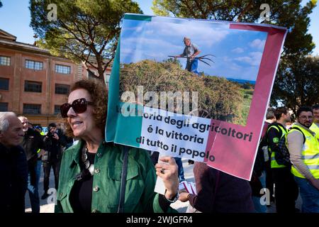 Roma, RM, Italia. 15 febbraio 2024. Gli agricoltori si riuniscono al Circo massimo per protestare contro le misure del Green Deal imposte dall'UE e contro la concorrenza sleale da parte di paesi extra-UE. (Credit Image: © Marco di Gianvito/ZUMA Press Wire) SOLO PER USO EDITORIALE! Non per USO commerciale! Foto Stock