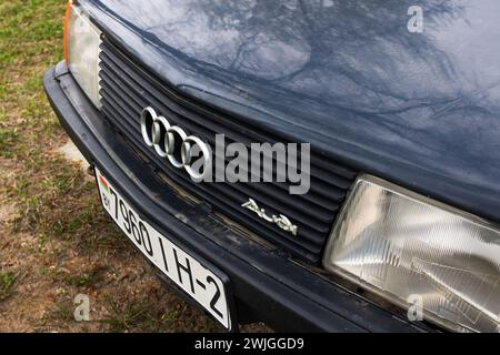 Bielorussia, Minsk - 11 maggio 2022: Emblema Audi su una vecchia auto Foto Stock