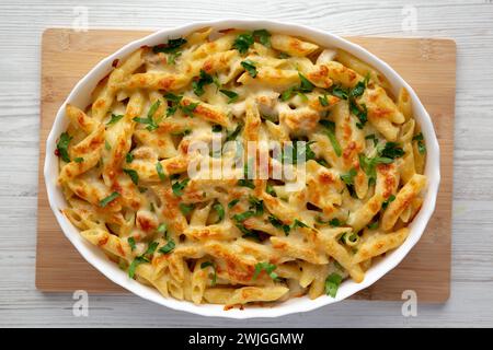 Pollo al formaggio fatto in casa, cottura con pasta all'Alfredo in un piatto, vista dall'alto. Foto Stock